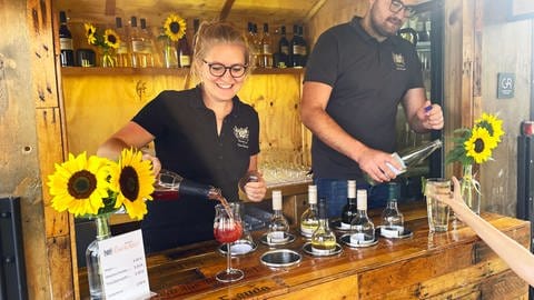 Pauline Aliu vom Paulinenhof in Selzen schenkt auf dem Wochenmarkt einen alkoholfreien Secco aus.