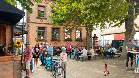 Im Alten Schulhof in Selzen findet donnerstags der Wochenmarkt statt. Es gibt einen Bäcker, einen Gemüse- und einen Feinkoststand. Winzer schenken heimische Weine aus. 