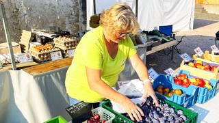 Ines Gottschalk aus Mainz-Bretzenheim verkauft Obst, Gemüse, Eier und Nudeln auf dem Wochenmarkt in Saulheim.  