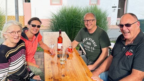 Die Stimmung beim After-Work-Wochenmarkt in Saulheim ist gut. Viele aus dem Ort treffen sich nach Feierabend auf ein Gläschen Wein.