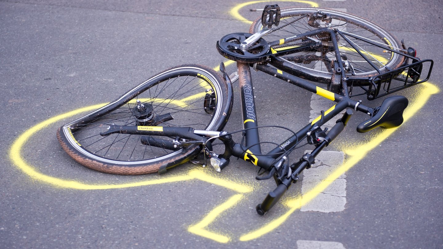 Zwei Radfahrer sind bei einem Unfall in Bad Hönningen (Landkreis Neuwied) schwer verletzt worden (Symbolbild).