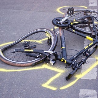 Zwei Radfahrer sind bei einem Unfall in Bad Hönningen (Landkreis Neuwied) schwer verletzt worden (Symbolbild).