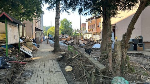 In der polnischen Stadt Glucholazy liegen Unrat und Trümmer, die das Hochwasser zurückgelassen hat.