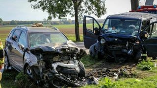 Zwei total demolierte Autos stehen auf der Rheinhessenstraße in Mainz. Zwei Menschen starben bei dem Unfall. Der mutmaßliche Verursacher steht jetzt vor Gericht. 