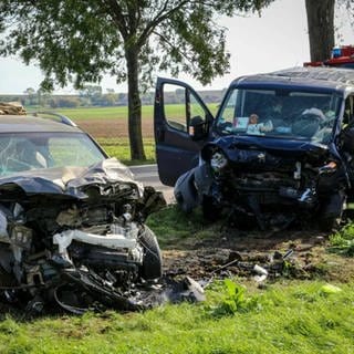 Zwei total demolierte Autos stehen auf der Rheinhessenstraße in Mainz. Zwei Menschen starben bei dem Unfall. Der mutmaßliche Verursacher steht jetzt vor Gericht. 