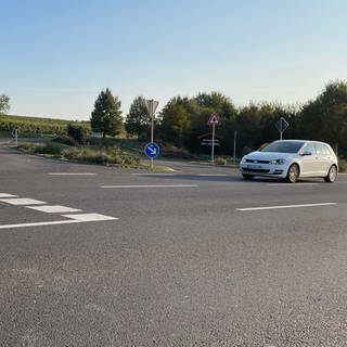 An dieser Straße bei Alzey-Schafhausen soll ein neuer Kreisverkehr entstehen. 