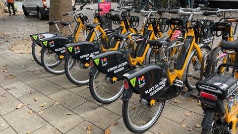 Sprüche wie "Platz da ich bin elektrisch!" oder "Strom unterm Bobbes" stehen auf den 200 neuen E-Bikes des Fahradvermietsystems in Mainz "meinRad". 