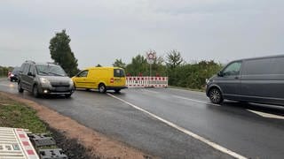 Autofahrer ignorieren eine Sperrung bei Alzey-Schafhausen. Dort wird ein Kreisverkehr für die Erweiterung des Industriegebietes gebaut