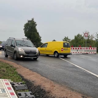 Autofahrer ignorieren eine Sperrung bei Alzey-Schafhausen. Dort wird ein Kreisverkehr für die Erweiterung des Industriegebietes gebaut