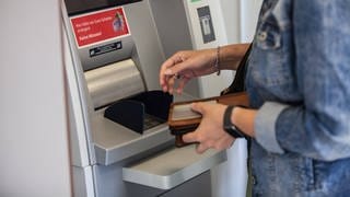 Einer Frau in Mainz hat die Polizei wegen eines manipulierten Bankautomaten gerufen. (Symbolbild)