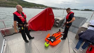 Die Feuerwehr Bingen übt künftig mit einer schwimmenden Puppe die Rettung von Menschen aus dem Rhein. 