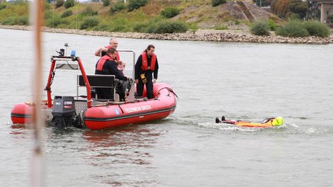 Von einem Schnellboot aus wurde die Rettungspuppe der Feuerwehr Bingen erstmals ins Wasser geworfen. 