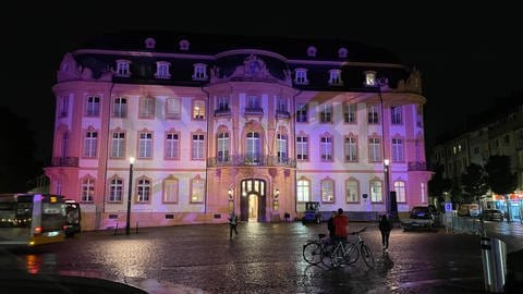 Der Osteiner Hof am Schillerplatz in Mainz wird beim Festival "Mainz leuchtet" angestrahlt