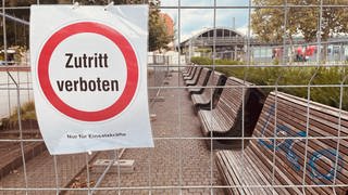 Ein Bauzaun am Wormser Bahnhof um eine Sitzbankgruppe verhindert, dass Menschen die Bänke nutzen können. Mit Giftködern soll hier die Rattenplage bekämpft werden.