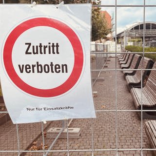 Ein Bauzaun am Wormser Bahnhof um eine Sitzbankgruppe verhindert, dass Menschen die Bänke nutzen können. Mit Giftködern soll hier die Rattenplage bekämpft werden.