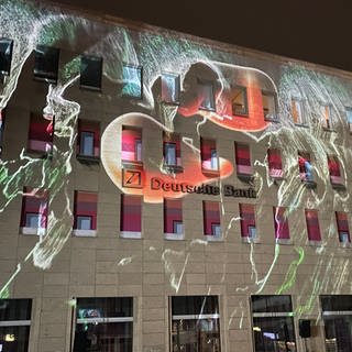 Das Gebäude der Deutschen Bank in Mainz wird dieses Jahr bei "Mainz leuchtet" mit abstrakten Figuren bestrahlt.