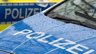 Zwei Polizeiautos (Symboldbild). In Bad Kreuznach haben Jugendliche einen anderen Jugendlichen ausgeraubt und verletzt