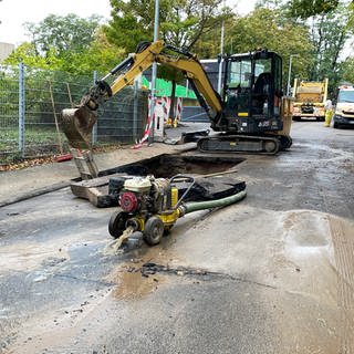 Ein Bagger hat die Straße "An Schneiders Mühle" in Mainz-Gonsenheim aufgebaggert, unter der ein Wasserrohr gebrochen war.