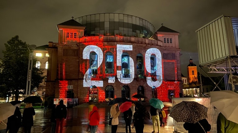 Das Mainzer Staatstheater ist hell erleuchtet. Studenten der Hochschule projizieren Licht-Installationen auf das Gebäude im Rahmen von "Mainz leuchtet".