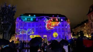 Blau erleuchtet ist der Osteiner Hof am Donnerstagabend in Mainz. Studenten der Hochschule haben ihn mit Lichtinstallationen illuminiert. 