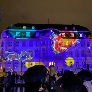 Blau erleuchtet ist der Osteiner Hof am Donnerstagabend in Mainz. Studenten der Hochschule haben ihn mit Lichtinstallationen illuminiert. 