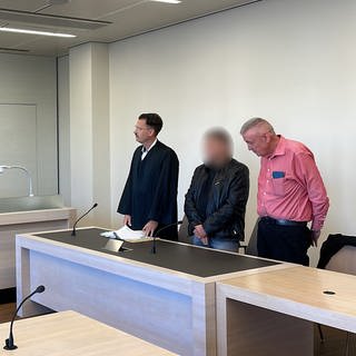 Ein wegen fahrlässiger Tötung bei Frei-Laubersheim Angeklagter steht neben seinem Verteidiger und einem Dolmetscher vor einer Richterin im Gerichtssaal in Bad Kreuznach