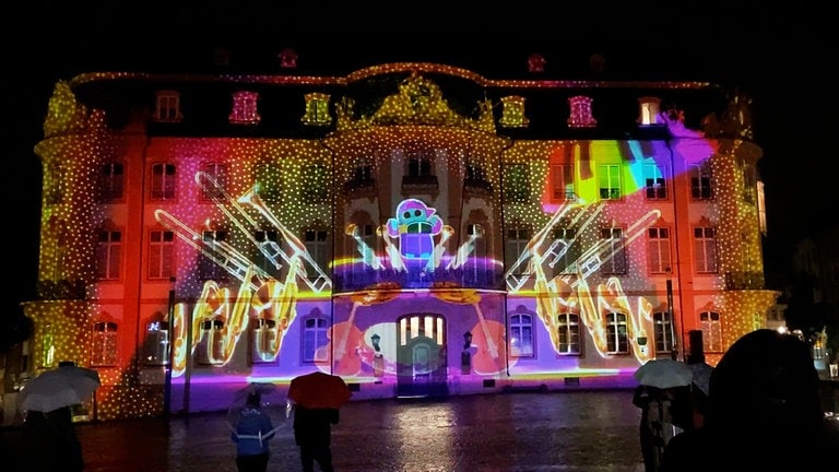 Auf der Fassade des Osteiner Hofes findet sich durch die Illumination plötzlich eine Brass-Band