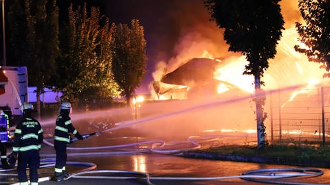 Die Feuerwehr löschte am Freitagabend einen Brand in einer Lagerhalle in Mainz.