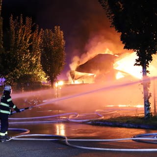 Die Feuerwehr löschte am Freitagabend einen Brand in einer Lagerhalle in Mainz.