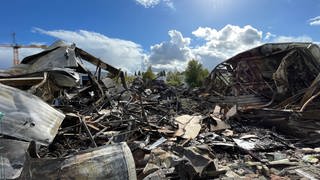 Die Reste einer abgebrannten Lagerhalle im Mainzer Stadtteil Hechtsheim. Die Halle war durch den Brand eingestürzt. Das Feuer konnte nach zwölf Stunden gelöscht werden. 