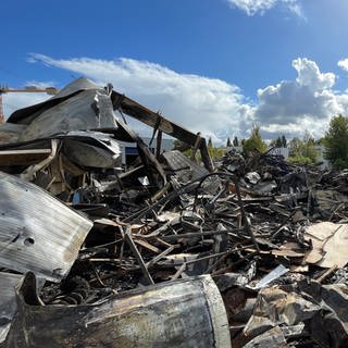 Die Reste einer abgebrannten Lagerhalle im Mainzer Stadtteil Hechtsheim. Die Halle war durch den Brand eingestürzt. Das Feuer konnte nach zwölf Stunden gelöscht werden. 