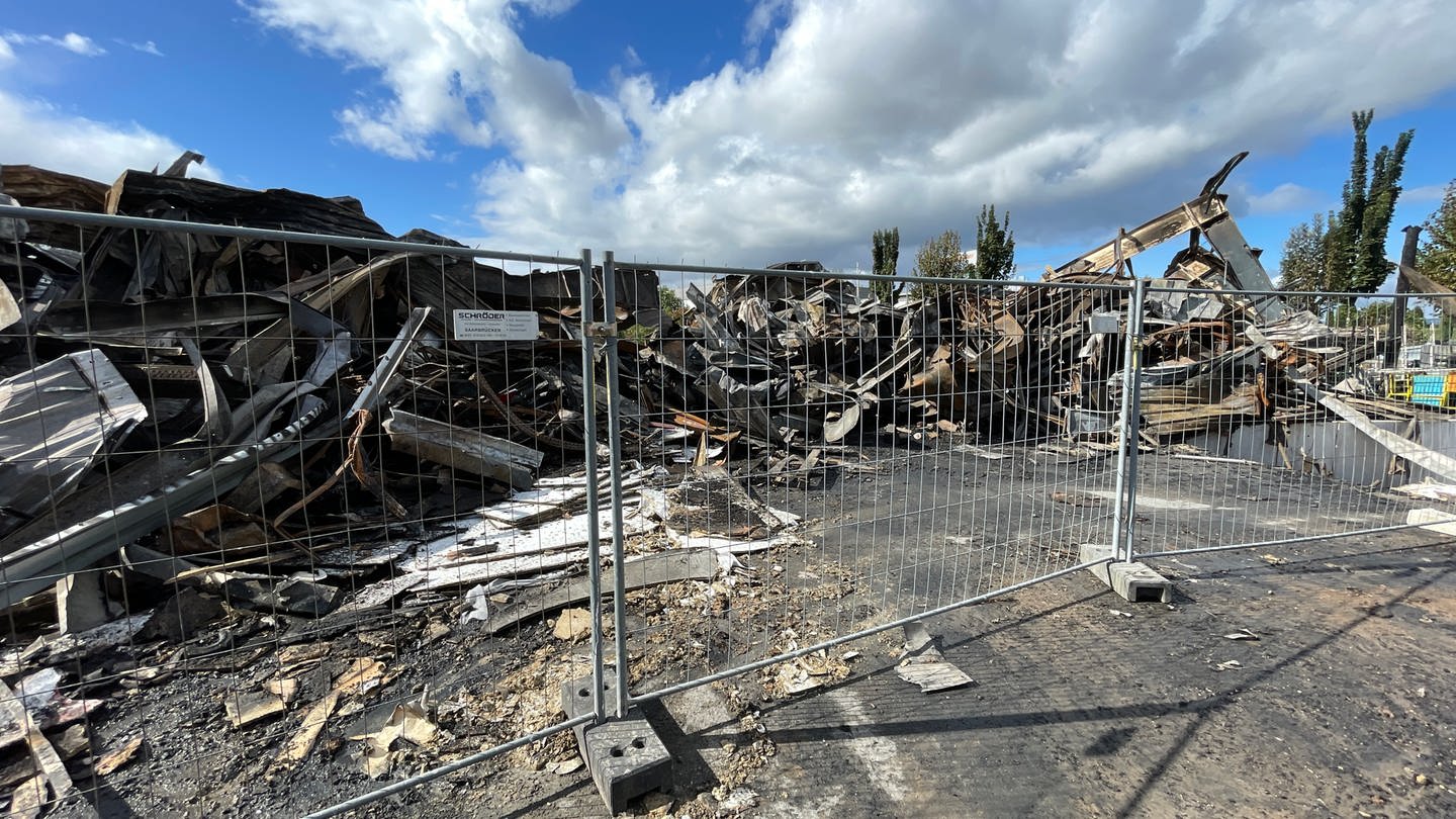 Eine Lagerhalle in Mainz-Hechtsheim liegt in Trümmern. Sie wurde durch ein Feuer zerstört