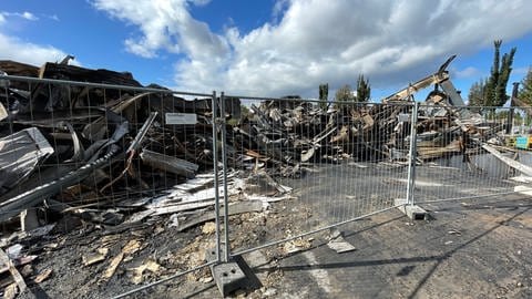 Eine Lagerhalle in Mainz-Hechtsheim liegt in Trümmern. Sie wurde durch ein Feuer zerstört