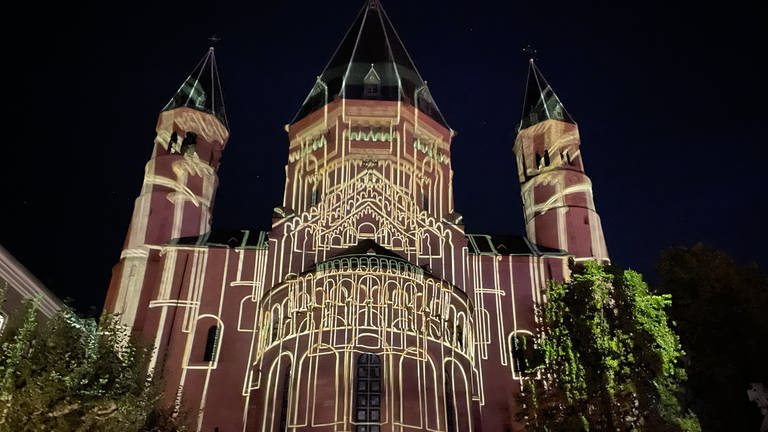 Der Mainzer Dom ist beim Lichtfestival "Mainz leuchtet" mit einer Videoprojektion angestrahlt