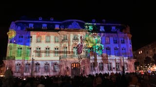 Der Osteiner Hof am Mainzer Schillerplatz ist während des Lichtfestivals "Mainz leuchtet" bunt angestrahlt