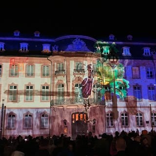 Der Osteiner Hof am Mainzer Schillerplatz ist während des Lichtfestivals "Mainz leuchtet" bunt angestrahlt