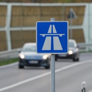 Die Hochzeitsgesellschaft hat die Autobahn 66 bei Wiesbaden-Erbenheim blockiert. 