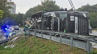 Ein Lkw liegt umgekippt auf der Straße. 