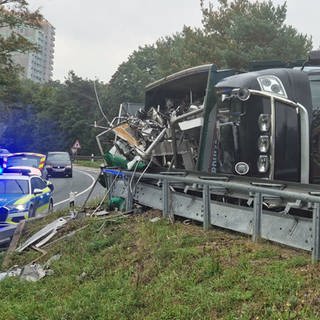 Ein Lkw liegt umgekippt auf der Straße. 