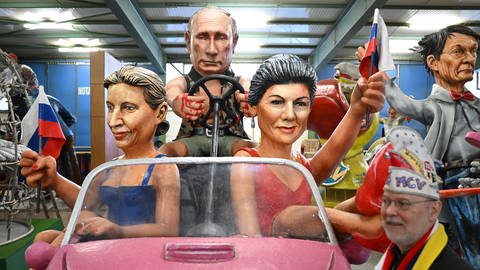 Am Rosenmontag 2023 rollten Alice Weidel (AfD) und Sahra Wagenknecht (BSW) als Putins "Barbies" über die Straßen von Mainz.