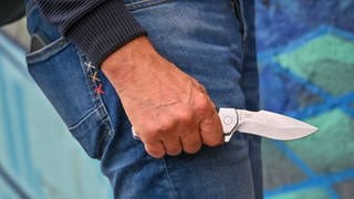 Ein Mann mit einem Messer in der Hand. Am Wormser Hauptbahnhof hat die Polizei einen Mann gefasst, der mit einem Messer mehrere Menschen bedroht hat. (Symbolbild) 