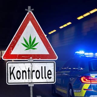 Ein Warnschild mit Cannabissymbol vor einem Polizeiauto. (Symbolbild) In Mainz hat die Polizei bei einer Kontrolle bei einem Autofahrer Haschisch in der Unterhose entdeckt. 