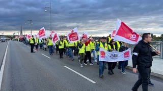 Bankangestellte demonstrieren für mehr Lohn auf der Theodor-Heuss-Brücke in Mainz.