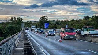 Auf der Brücke der A60 in Mainz ist in beiden Richtungen eine Spur gesperrt.