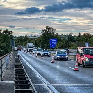 Auf der Brücke der A60 in Mainz ist in beiden Richtungen eine Spur gesperrt.