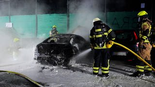 Die Feuerwehr hat ein Auto in Worms gelöscht, das vermutlich angezündet worden war.