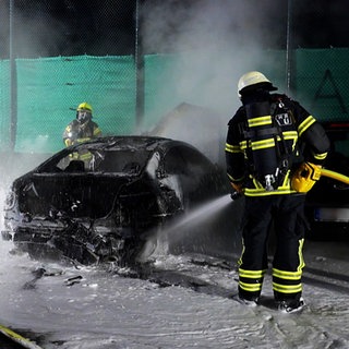 Die Feuerwehr hat ein Auto in Worms gelöscht, das vermutlich angezündet worden war.