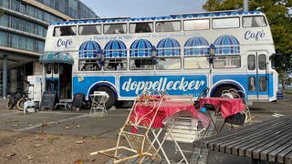 Der Doppellecker-Bus ist ein als Café umgebauter alter Bus. Mit dem Bus ist Michel Macin den Jakobsweg entlang quer durch Europa gefahren.