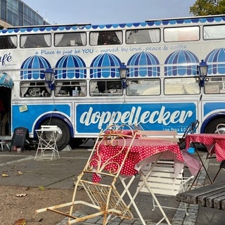 Der Doppellecker-Bus ist ein als Café umgebauter alter Bus. Mit dem Bus ist Michel Macin den Jakobsweg entlang quer durch Europa gefahren.