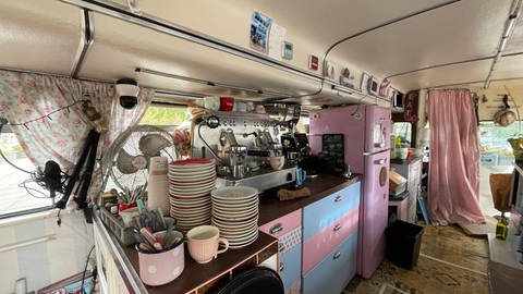 Der Doppellecker-Bus ist ein als Café umgebauter alter Bus. Mittendrin steht das Herzstück: Die Kaffeemaschine. 